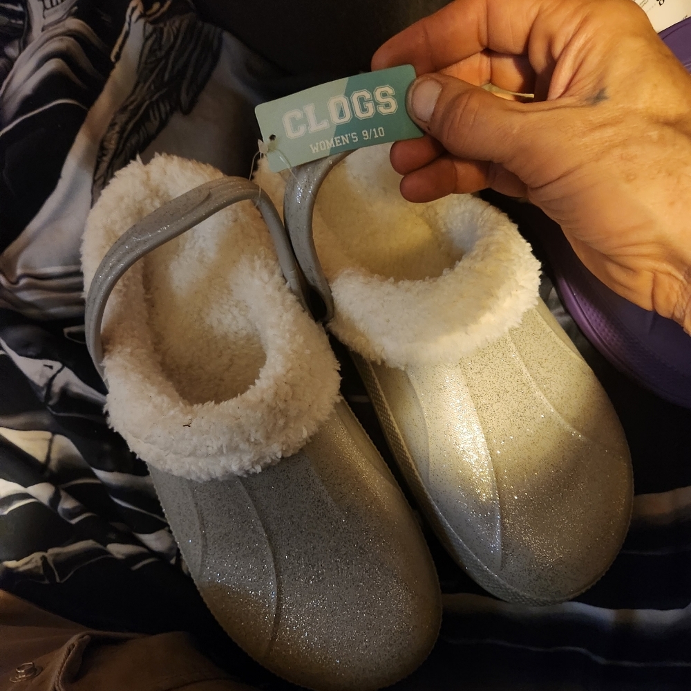 2 pairs of women's clogs size 9/10 brand new never worn.